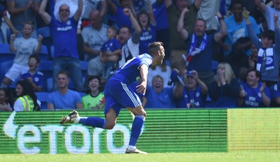 020918 - Cardiff City v Arsenal - Premier League - Victor Camarasa of Cardiff City celebrates scoring goal