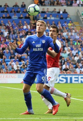 020918 - Cardiff City v Arsenal, Premier League - Danny Ward of Cardiff City holds off the challenge from Sokratis of Arsenal