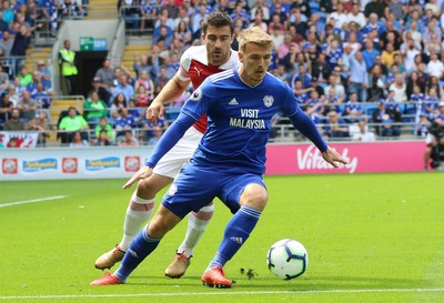 020918 - Cardiff City v Arsenal, Premier League - Danny Ward of Cardiff City holds off the challenge from Sokratis of Arsenal