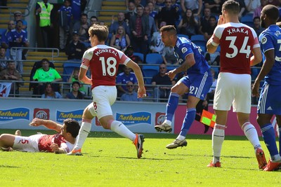 020918 - Cardiff City v Arsenal, Premier League - Victor Camarasa of Cardiff City shoots to score goal