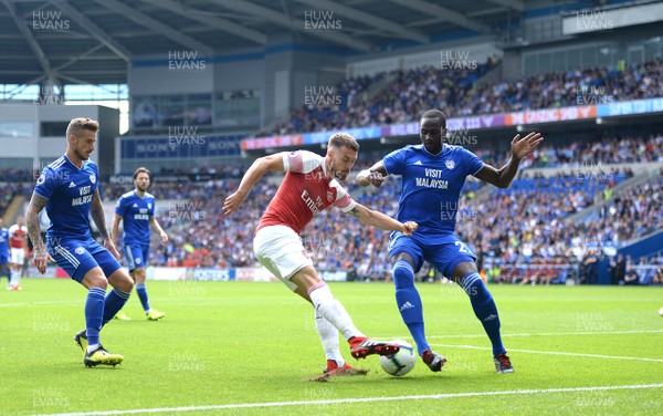 020918 - Cardiff City v Arsenal - Premier League - Aaron Ramsey of Arsenal tries to get the ball past Souleymane Bamba of Cardiff City