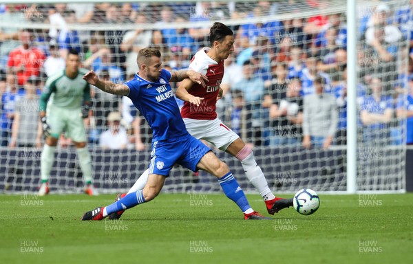 020918 - Cardiff City v Arsenal, Premier League - Joe Ralls of Cardiff City and Mesut Ozil of Arsenal compete for the ball