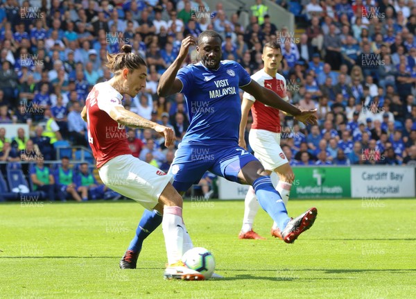 020918 - Cardiff City v Arsenal, Premier League - Sol Bamba of Cardiff City closes in on Hector Bellerin of Arsenal