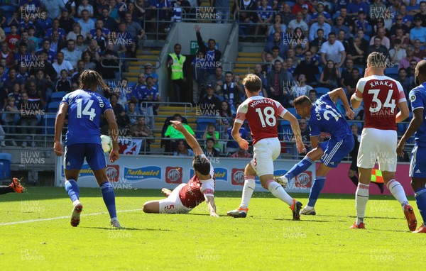 020918 - Cardiff City v Arsenal, Premier League - Victor Camarasa of Cardiff City shoots to score goal