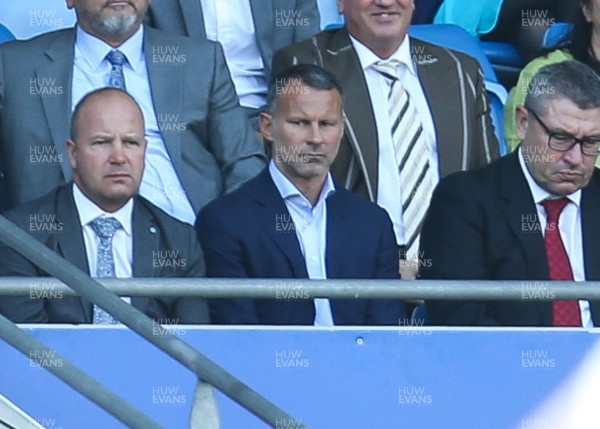020918 - Cardiff City v Arsenal, Premier League - Wales manager Ryan Giggs watches the match