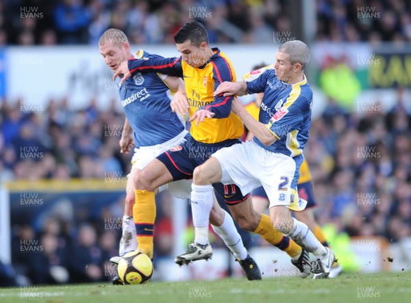 25.01.09 - Cardiff City v Arsenal - FA Cup - Arsenal's Robin Van Persie is challenged by Cardiff's Gabor Gyepes and Kevin McNaughton. 