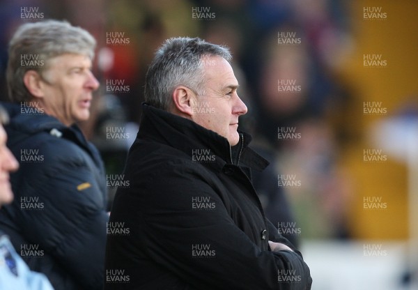 25.01.09 - Cardiff City v Arsenal, FA Cup Round 4 -  Cardiff manager Dave Jones with Arsenal manager Arsene Wenger 