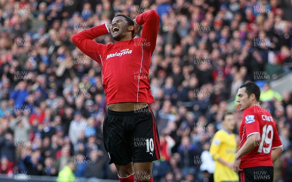 301113 - Cardiff City vs Arsenal - Barclays Premier League - Fraizer Campbell of Cardiff rues a near miss(c) Huw Evans Agency