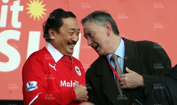 301113 - Cardiff City vs Arsenal - Barclays Premier League - Cardiff owner Vincent Tan with Premier League's Richard Scudamore(c) Huw Evans Agency