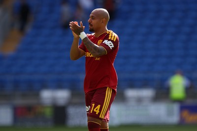 010826 - Cardiff City v AS Roma - Pre Season Friendly - Donyell Malen of Roma thanks the fans at full time