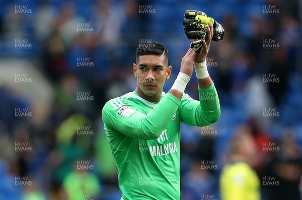 120817 - Cardiff City v Aston Villa - SkyBet Championship - Neil Etheridge of Cardiff City thanks the fans at full time