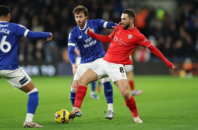 270126 - Cardiff City v Barnsley, EFL Sky Bet League 1 - Adam Phillips of Barnsley holds off Calum Chambers of Cardiff City