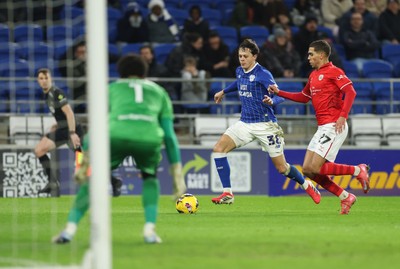 270126 - Cardiff City v Barnsley, EFL Sky Bet League 1 - Perry Ng of Cardiff City presses forward