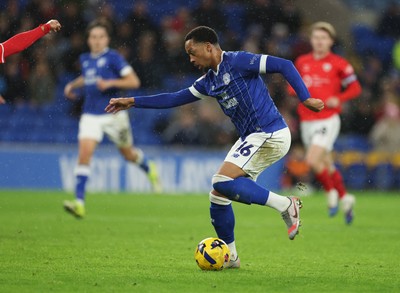 270126 - Cardiff City v Barnsley, EFL Sky Bet League 1 - Chris Willock of Cardiff City lines up to score goal