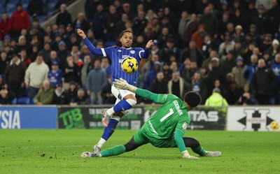 270126 - Cardiff City v Barnsley, EFL Sky Bet League 1 - Chris Willock of Cardiff City beats Barnsley goalkeeper Owen Goodman to score the fourth goal
