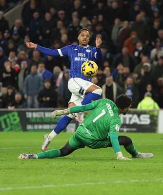 270126 - Cardiff City v Barnsley, EFL Sky Bet League 1 - Chris Willock of Cardiff City beats Barnsley goalkeeper Owen Goodman to score the fourth goal