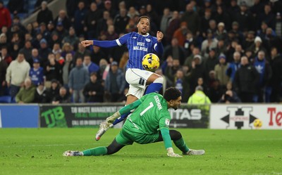 270126 - Cardiff City v Barnsley, EFL Sky Bet League 1 - Chris Willock of Cardiff City beats Barnsley goalkeeper Owen Goodman to score the fourth goal