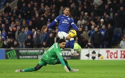 270126 - Cardiff City v Barnsley, EFL Sky Bet League 1 - Chris Willock of Cardiff City beats Barnsley goalkeeper Owen Goodman to score the fourth goal