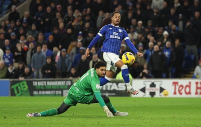 270126 - Cardiff City v Barnsley, EFL Sky Bet League 1 - Chris Willock of Cardiff City beats Barnsley goalkeeper Owen Goodman to score the fourth goal