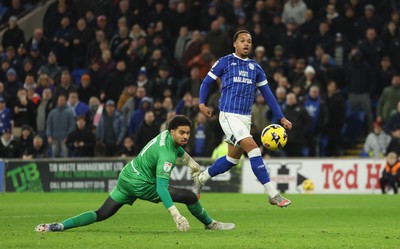 270126 - Cardiff City v Barnsley, EFL Sky Bet League 1 - Chris Willock of Cardiff City beats Barnsley goalkeeper Owen Goodman to score the fourth goal