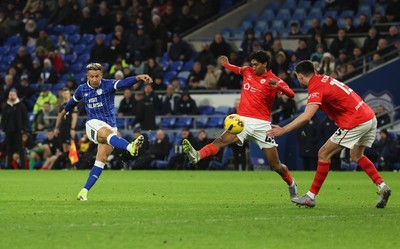 270126 - Cardiff City v Barnsley, EFL Sky Bet League 1 - Callum Robinson of Cardiff City fires a shot at goal