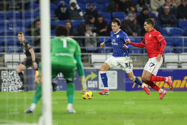 270126 - Cardiff City v Barnsley, EFL Sky Bet League 1 - Perry Ng of Cardiff City presses forward