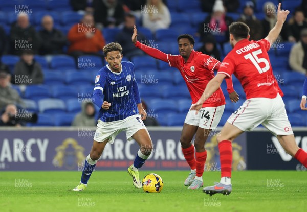 270126 - Cardiff City v Barnsley, EFL Sky Bet League 1 - Omari Kellyman of Cardiff City looks to shoot at goal