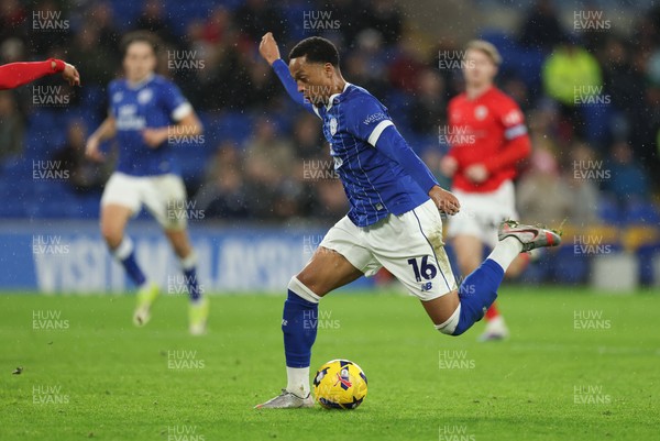 270126 - Cardiff City v Barnsley, EFL Sky Bet League 1 - Chris Willock of Cardiff City lines up to score goal
