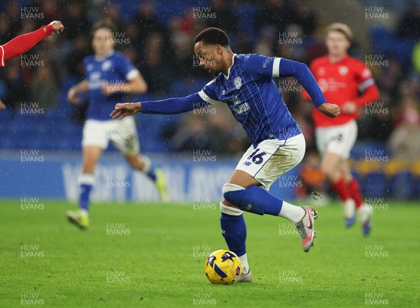 270126 - Cardiff City v Barnsley, EFL Sky Bet League 1 - Chris Willock of Cardiff City lines up to score goal