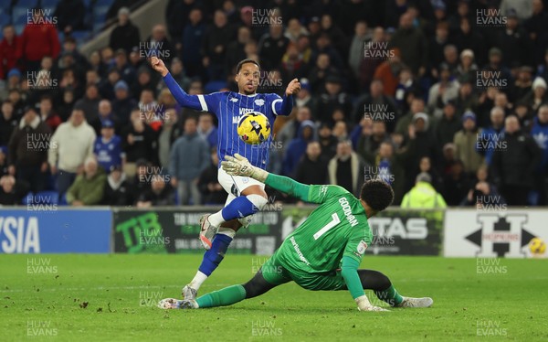 270126 - Cardiff City v Barnsley, EFL Sky Bet League 1 - Chris Willock of Cardiff City beats Barnsley goalkeeper Owen Goodman to score the fourth goal