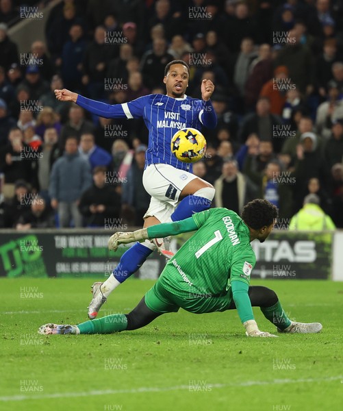270126 - Cardiff City v Barnsley, EFL Sky Bet League 1 - Chris Willock of Cardiff City beats Barnsley goalkeeper Owen Goodman to score the fourth goal