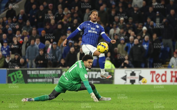 270126 - Cardiff City v Barnsley, EFL Sky Bet League 1 - Chris Willock of Cardiff City beats Barnsley goalkeeper Owen Goodman to score the fourth goal
