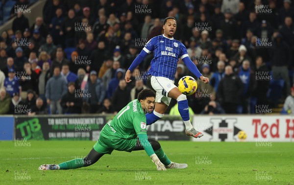 270126 - Cardiff City v Barnsley, EFL Sky Bet League 1 - Chris Willock of Cardiff City beats Barnsley goalkeeper Owen Goodman to score the fourth goal