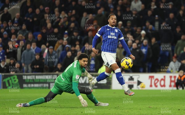 270126 - Cardiff City v Barnsley, EFL Sky Bet League 1 - Chris Willock of Cardiff City beats Barnsley goalkeeper Owen Goodman to score the fourth goal