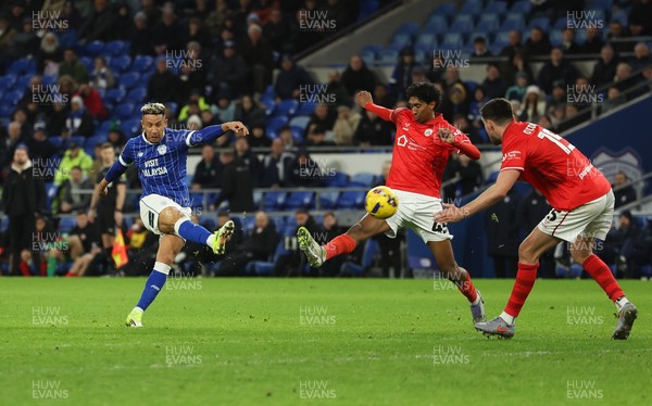 270126 - Cardiff City v Barnsley, EFL Sky Bet League 1 - Callum Robinson of Cardiff City fires a shot at goal