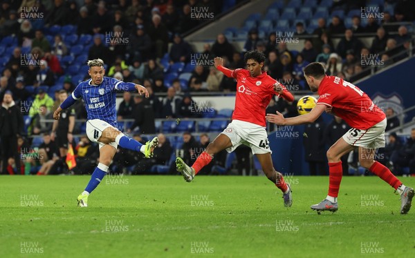 270126 - Cardiff City v Barnsley, EFL Sky Bet League 1 - Callum Robinson of Cardiff City fires a shot at goal