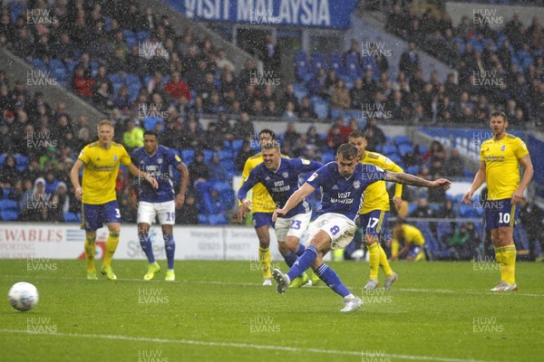 021119 - Cardiff City v Birmingham City, Sky Bet Championship - Joe Ralls of Cardiff City scores his side's first goal from a penalty