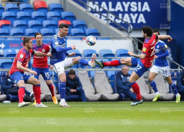 100421 Cardiff City v Blackburn Rovers, Sky Bet Championship - Kieffer Moore of Cardiff City and Lewis Travis of Blackburn Rovers compete for the ball