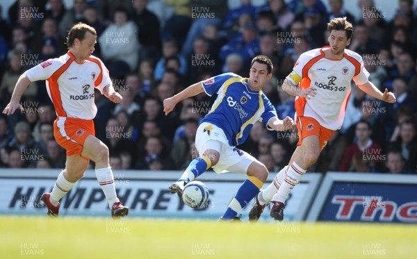 12.04.08 .. Cardiff City v Blackpool, Coca Cola Championship Cardiff's Steve Thompson tests the Blackpool defence 