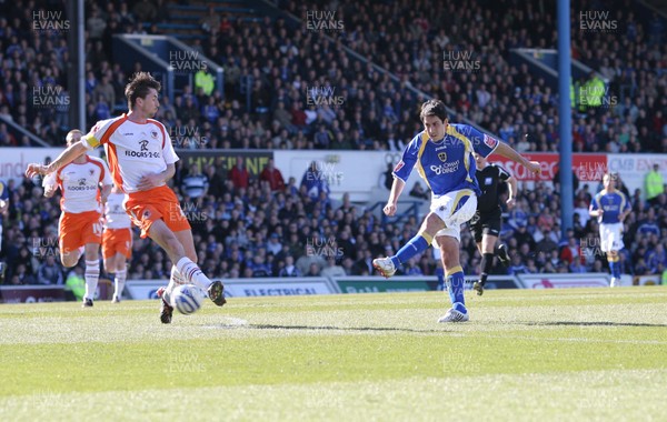 12.04.08 .. Cardiff City v Blackpool, Coca Cola Championship Cardiff's Peter Whittingham strikes to score City's third goal 