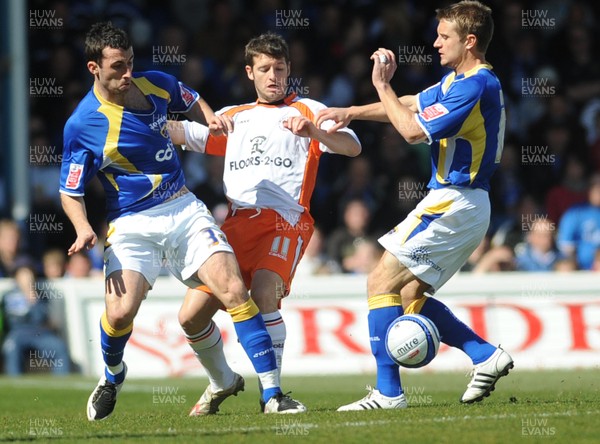 12.04.08 - Championship Football Cardiff City v Blackpool Blackpool's Wes Hoolahan tries to get between Cardiff's Tony Capaldi and Stephen McPhail 