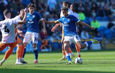 210326 - Cardiff City v Blackpool, EFL Sky Bet League 1 - Omari Kellyman of Cardiff City fires a shot at goal