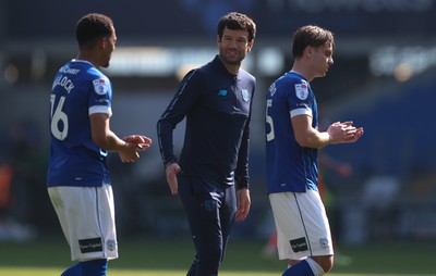 210326 - Cardiff City v Blackpool, EFL Sky Bet League 1 - Cardiff City head coach Brian Barry-Murphy with Chris Willock of Cardiff City and Cian Ashford of Cardiff City at the end of the match