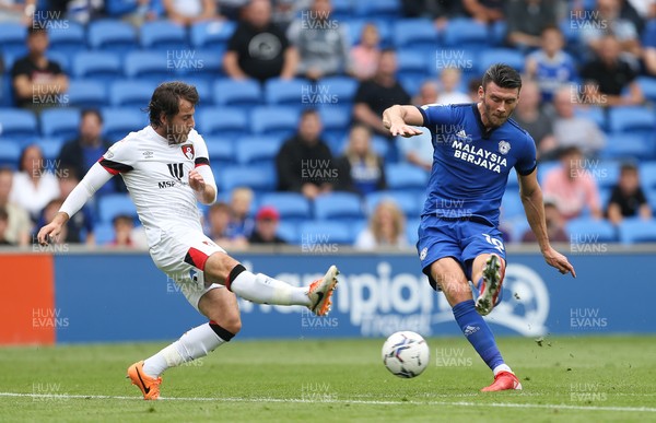 180921 - Cardiff City v Bournemouth, Sky Bet Championship - Kieffer Moore of Cardiff City fires a shot at goal as Ben Pearson of Bournemouth closes in
