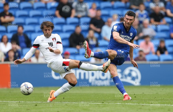 180921 - Cardiff City v Bournemouth, Sky Bet Championship - Kieffer Moore of Cardiff City fires a shot at goal as Ben Pearson of Bournemouth closes in