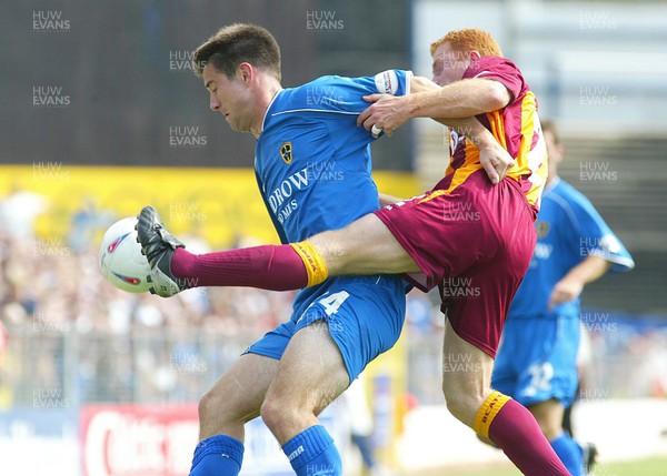 160803 - Cardiff City v Bradford City - Division One - Cardiff's Alan Lee is challenged by Wayne Jacobs