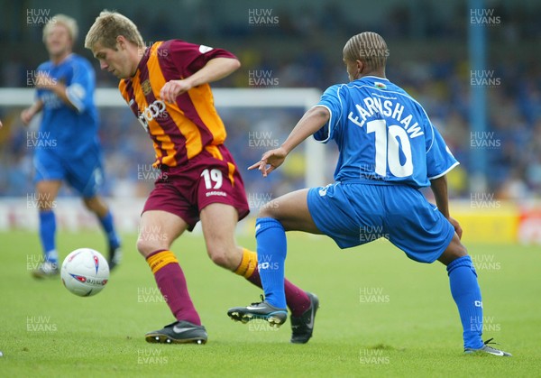 160803 - Cardiff City v Bradford City - Division One - Bradford's Gareth Edds robs Robert Earnshaw of possession