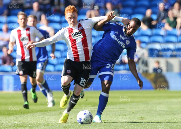 080417 - Cardiff City v Brentford, Sky Bet Championship - Junior Hoilett of Cardiff City and Ryan Woods of Brentford compete for the ball