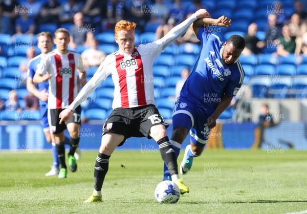 080417 - Cardiff City v Brentford, Sky Bet Championship - Junior Hoilett of Cardiff City and Ryan Woods of Brentford compete for the ball