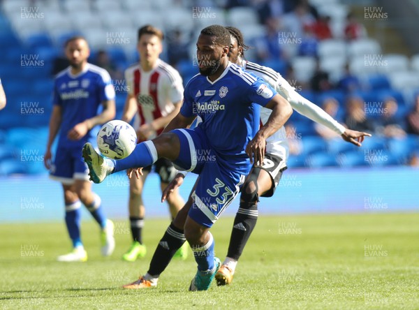 080417 - Cardiff City v Brentford, Sky Bet Championship - Junior Hoilett of Cardiff City gets away from Romaine Sawyers of Brentford